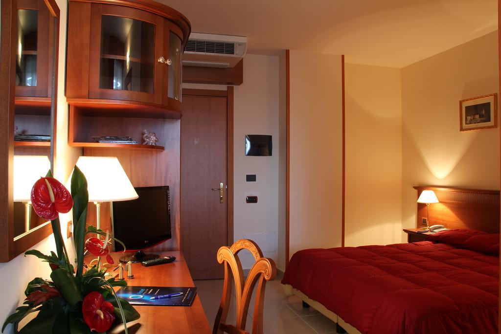 Classhotel Napoli Marigliano Zimmer foto